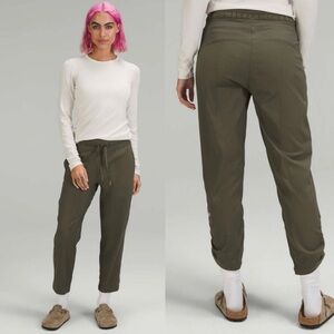 Lululemon Dance Studio Mid-Rise Cropped Pants | Size 4